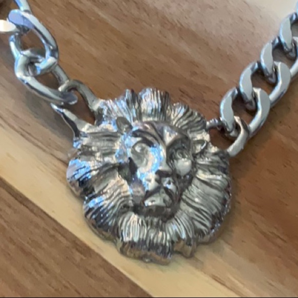Unsigned Lightweight Lions Head and Chain Necklace